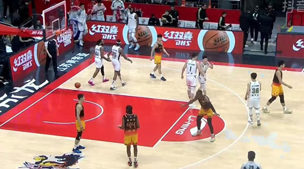 Morland went 6 for 6, dominating with 14 points and 21 rebounds as Liaoning secured a big win over Jiangsu, handing them their seventh consecutive loss.