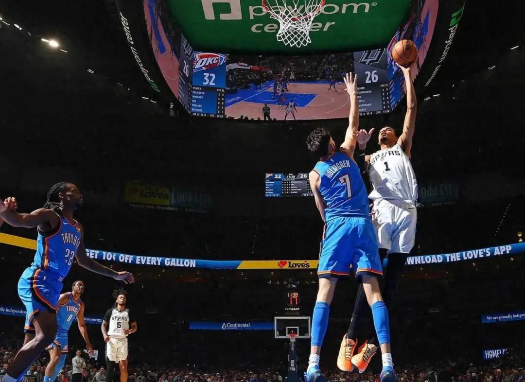 A terrifying moment! Yang Hansen nearly got hurt after his back head hit a knee, but luckily, he's okay!