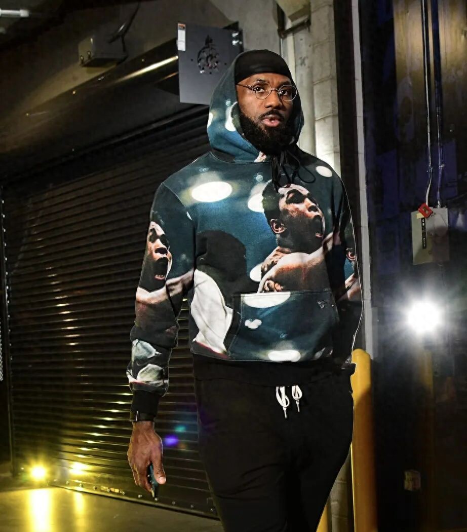 Thrilling and decisive! The Lakers crushed the Hawks by 25 points, LeBron scored 30 points and was just one rebound shy of a triple-double.