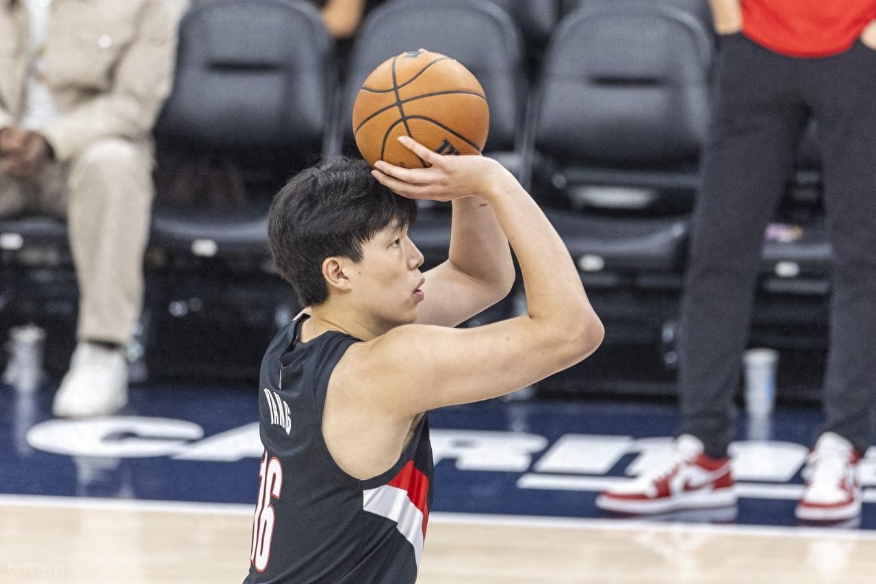 Yang Hansen played 1 minute and 35 seconds with 1 turnover; Avdija scored 34 points as the Trail Blazers easily defeated the Pelicans.