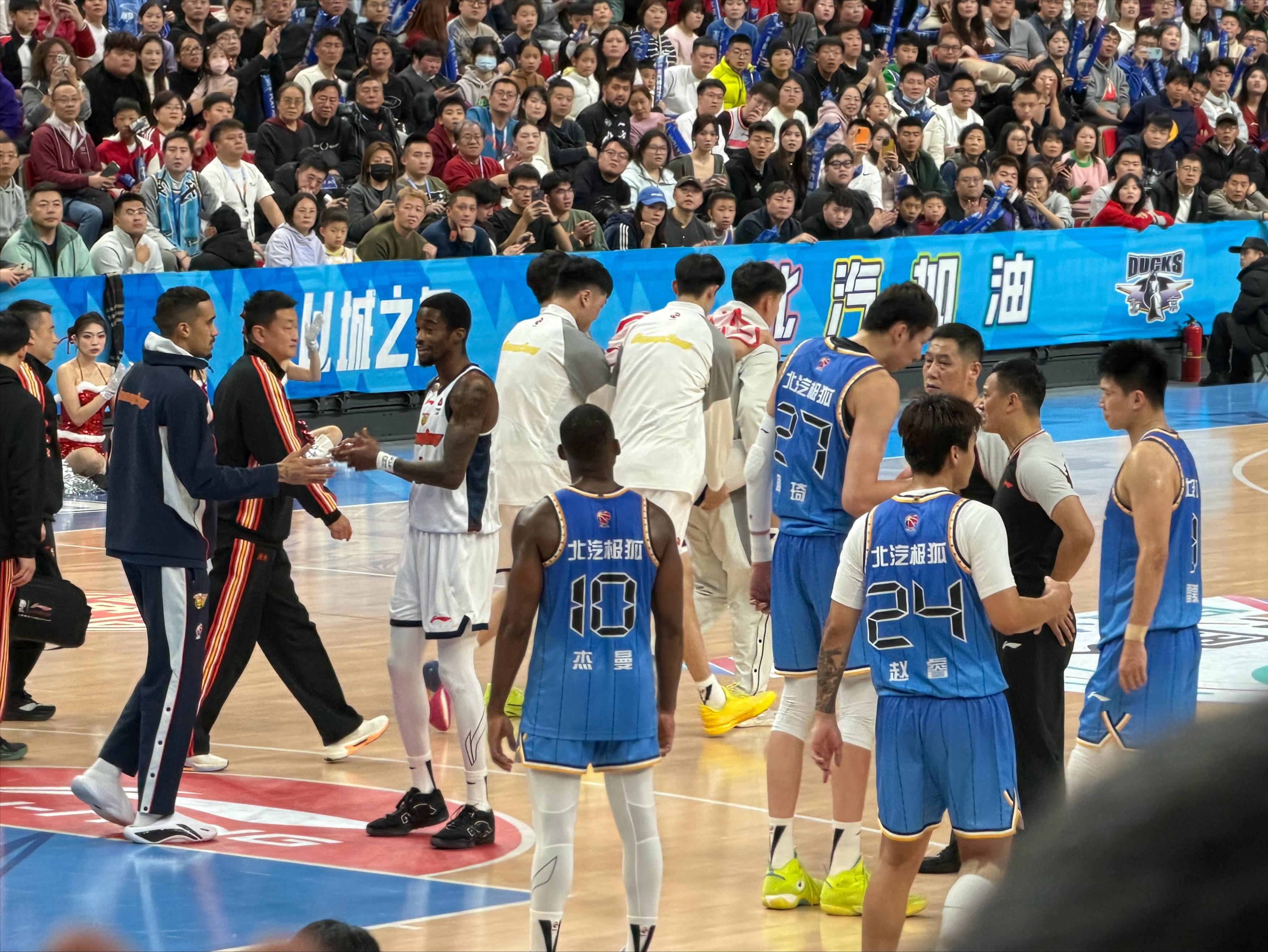 Xu Jie injured and left the game, ending the eight-game winning streak! Zeng Fanbo returns with 18 points in his debut, Zhou Qi scores only 3 points, Beijing dominates Guangdong