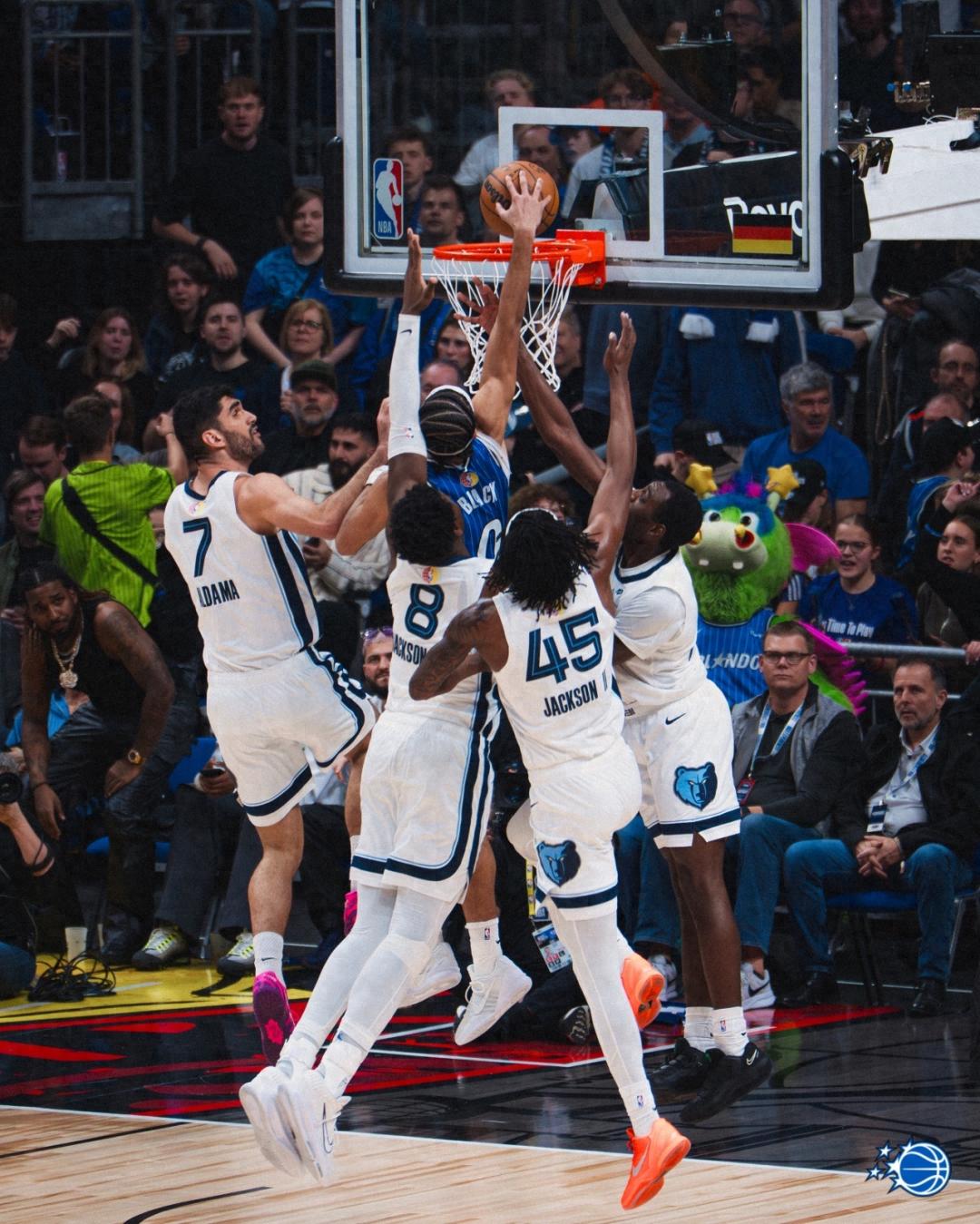 Fast break one-on-four! Dunking over four defenders! The NBA's dunk of the year is here!