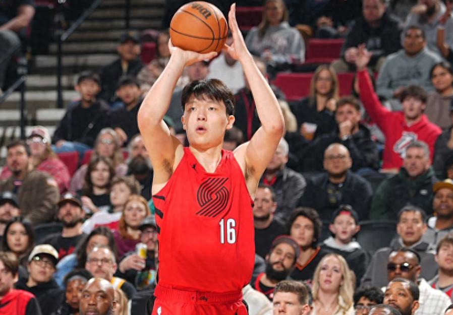 Yang Hansen scored only 2 points on 1 of 5 shooting! The Trail Blazers extend their winning streak to 5 by overcoming the Rockets; Durant posts 30+12 but suffers a milestone setback.