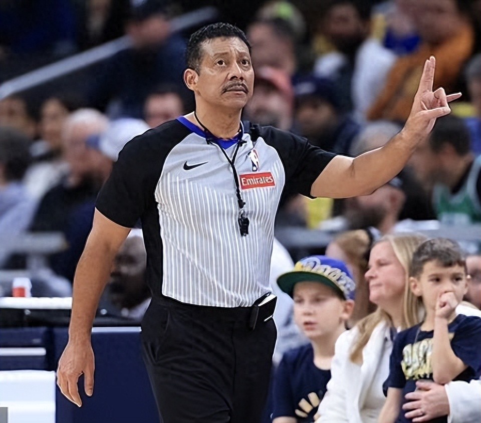 Star referee sidelined indefinitely due to hamstring injury! Left the court in a wheelchair yesterday, expected to return before the end of the regular season.