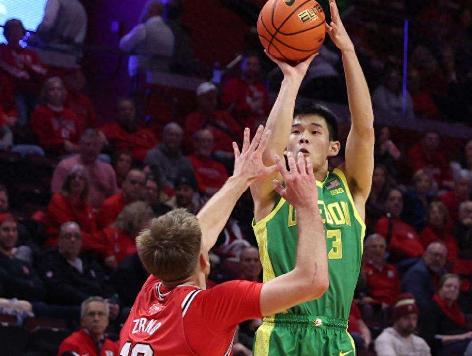 An 11-point streak plus a clutch three-pointer to tie! Lin Wei scores 23 points, grabs 5 rebounds, and hits 6 three-pointers, setting a new personal best: his strongest NCAA performance yet.