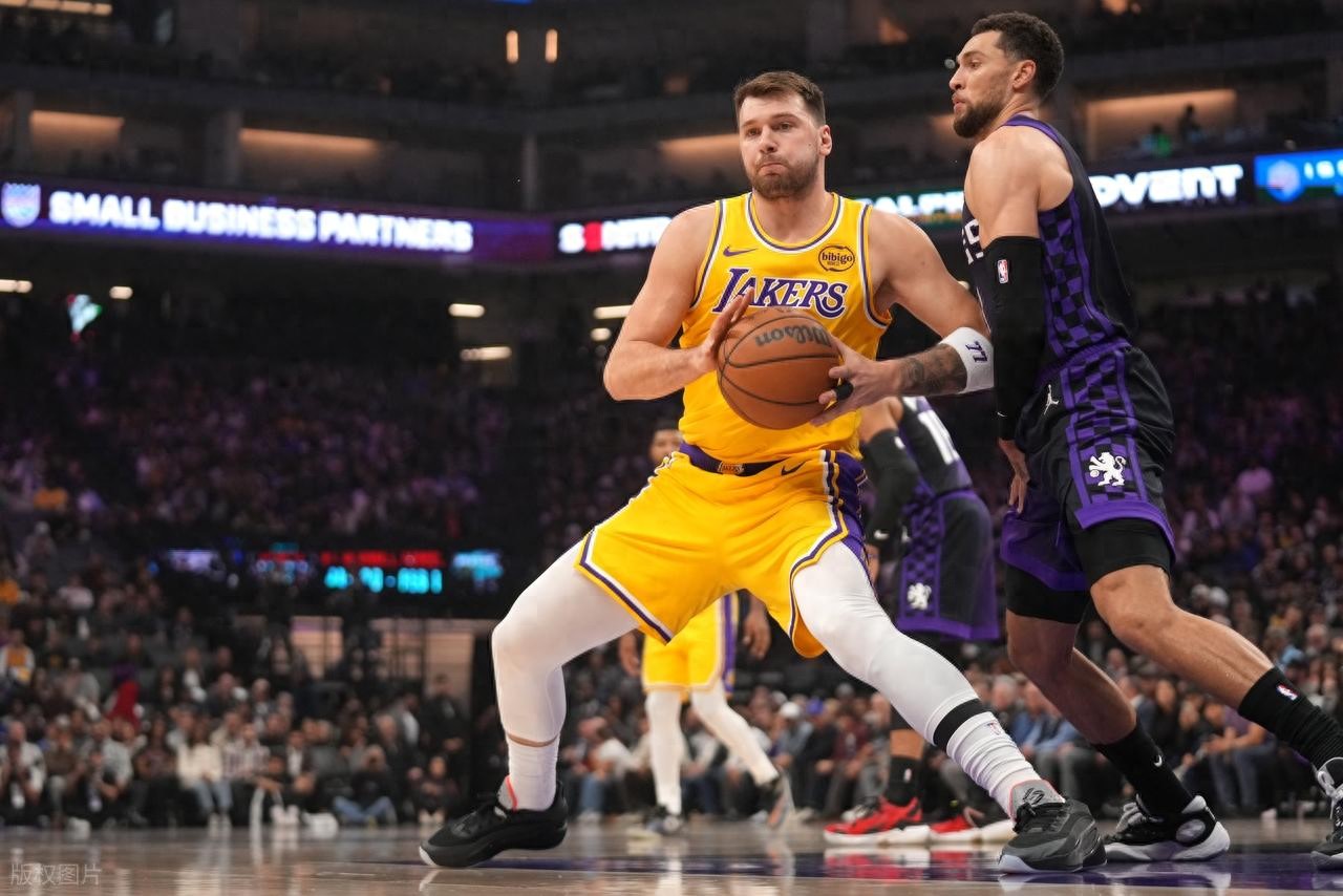 Luka Doncic scores 42+7+8 but it’s in vain as LeBron James adds 22 points; Lakers fall to Kings, suffering a third consecutive loss.