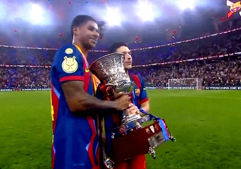 Barcelona and Manchester United have begun talks over a permanent transfer for Rashford, with an offer of €22 million payable in installments! Rashford pressures, leaving Sir Jim reluctantly resigned.