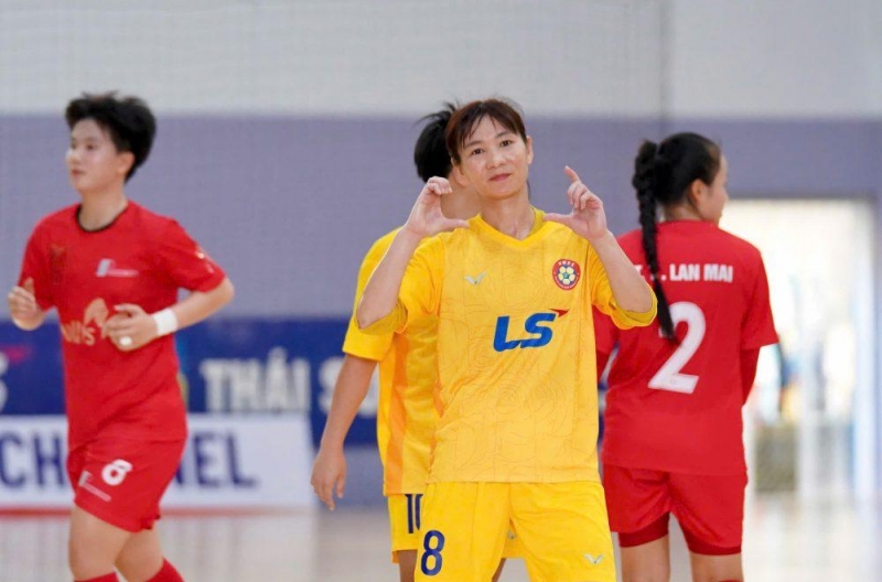 Thùy Trang and Tuyết Dung both scored in their futsal encounter
