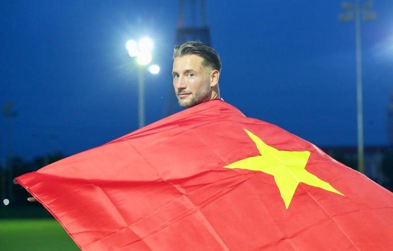 Former Ajax defender reveals surprising income in Vietnam