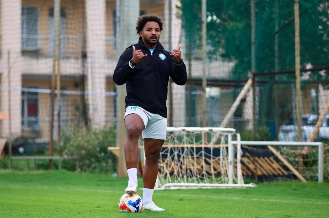 Xuân Son returns to Vietnam, preparing for the decisive stage of the season