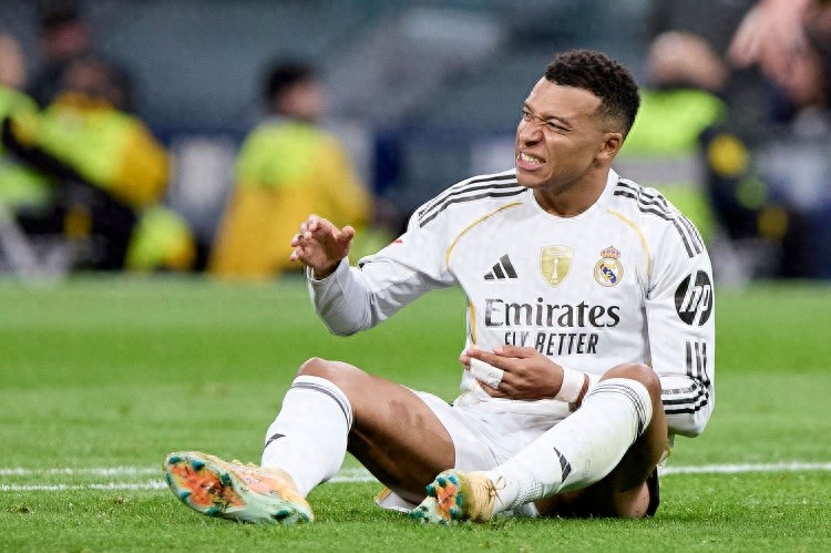 How embarrassing for many! After Real Madrid signed Mbappé on a free transfer, all four domestic titles were taken by Barcelona, while Paris claimed six trophies.