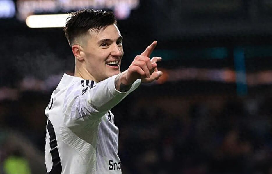 Manchester United dropped points again with a 2-2 draw against Burnley! Fletcher's activation of Sheshko wasn't enough, fans are calling for Solskjaer.