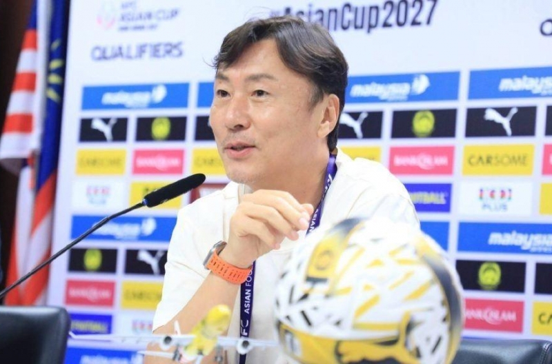 What are the Lao fans saying as they bid farewell to the Korean coach?