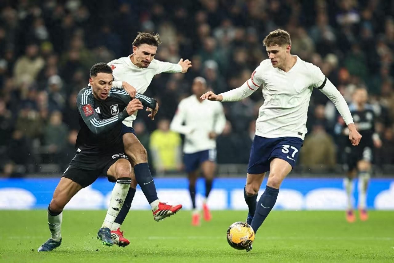 In the post-Sonkai era, Tottenham has become an easy target, losing 1-2 to Aston Villa and exiting the FA Cup in the third round, currently sitting 14th in the Premier League.