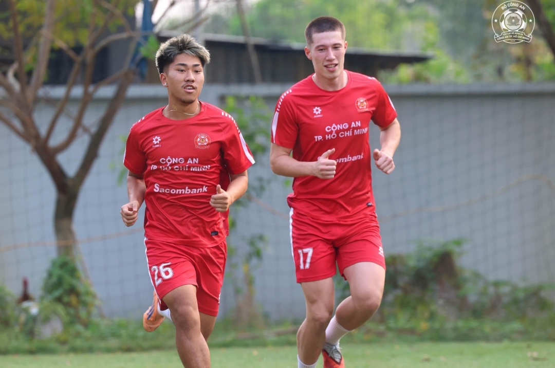 Two Vietnamese overseas prodigies create a buzz ahead of the Vietnam Ballon d'Or showdown.