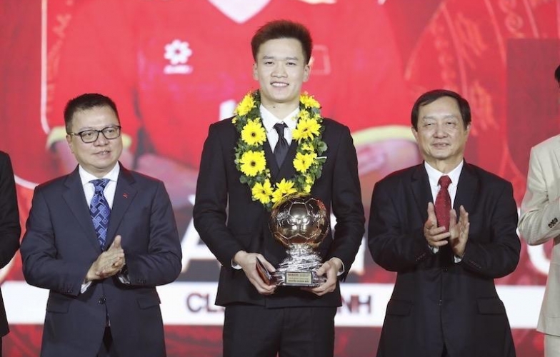 Just awarded Vietnam’s Best Player, Hoàng Đức heads to Singapore for matches