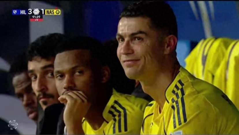Cristiano Ronaldo scored and was substituted with a smile; Al Nassr suffers 3 consecutive defeats, losing 11 points in 4 rounds, while Al Hilal leads by 7 points.